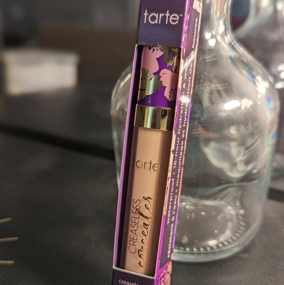 Creaseless concealer